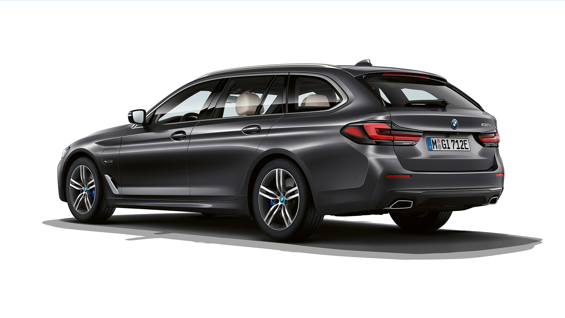 BMW Serie 5 Touring G31 allestimento base, vista posteriore BMW Serie 5 Touring 530i G31 2020 allestimento base in Sophisto Grey, vista posteriore a tre quarti