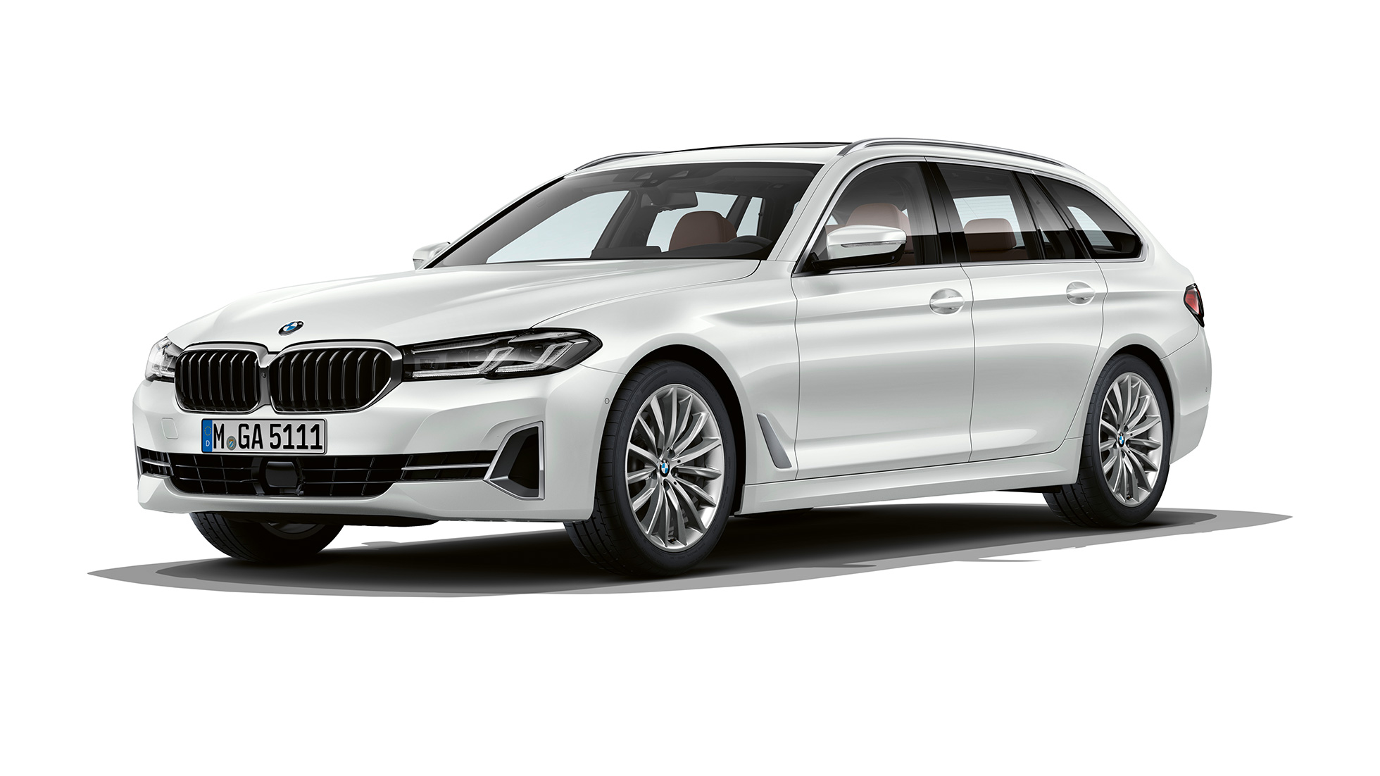 BMW Serie 5 Touring G31 versione Luxury, frontale BMW Serie 5 Touring 530i G31 2020 versione Luxury in Mineral White, vista anteriore a tre quarti