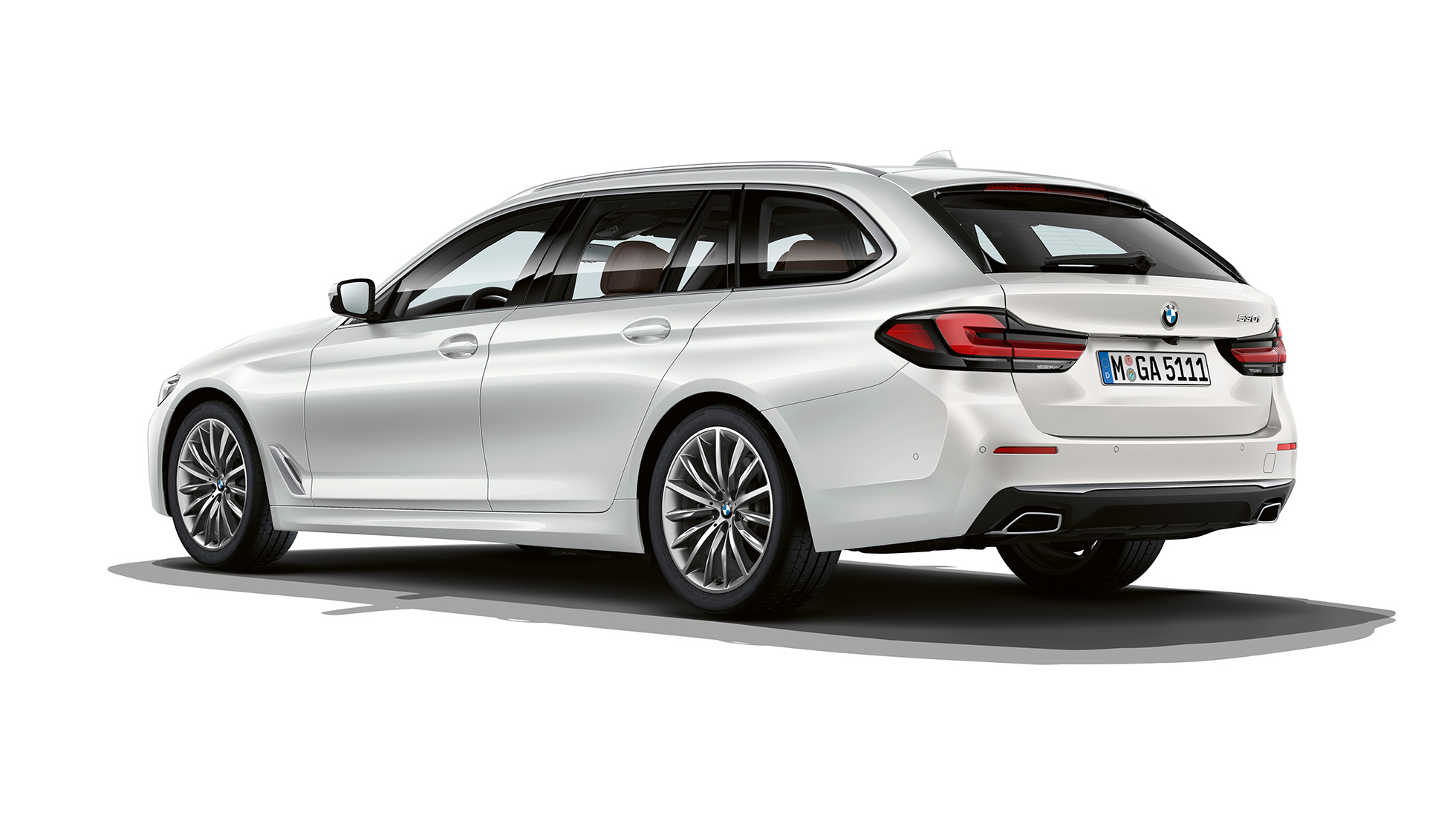 BMW Serie 5 Touring G31 versione Luxury, posteriore BMW Serie 5 Touring 530i G31 2020 versione Luxury in Mineral White, vista posteriore a tre quarti