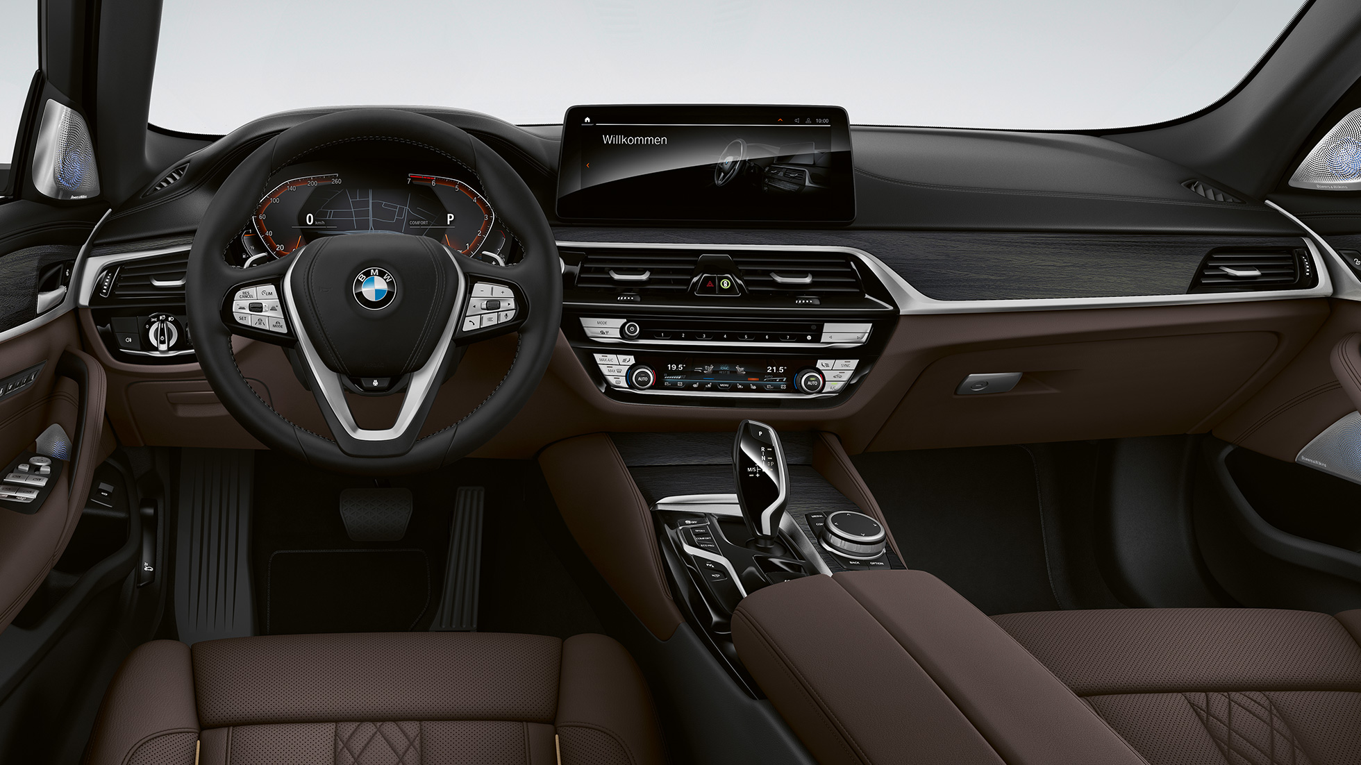 Cockpit della BMW Serie 5 Touring G31 versione Luxury Cockpit BMW Serie 5 Touring 530i G31 2020 versione Luxury in pelle Exclusive Nappa Mocha con cuciture exclusive e cadenino a contrasto, interni