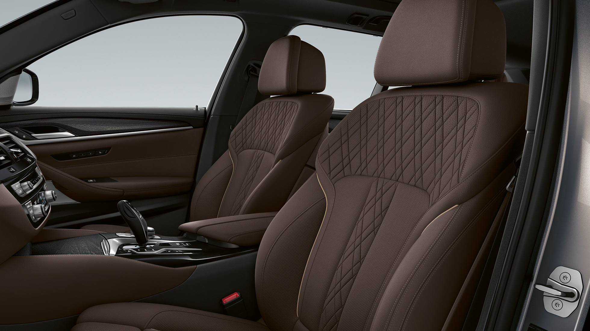 Imbottitura della BMW Serie 5 Touring G31 versione Luxury Imbottitura in pelle Exclusive Nappa Mocha con cuciture exclusive e cadenino a contrasto della BMW Serie 5 Touring 530i G31 2020 versione Luxury, interni