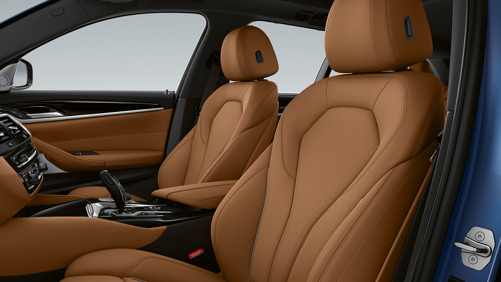 Imbottitura della BMW Serie 5 Touring G31 pacchetto sportivo M Imbottitura in pelle Dakota Cognac con cuciture exclusive e cadenino a contrasto della BMW Serie 5 Touring 530e G31 2020 pacchetto sportivo M, interni
