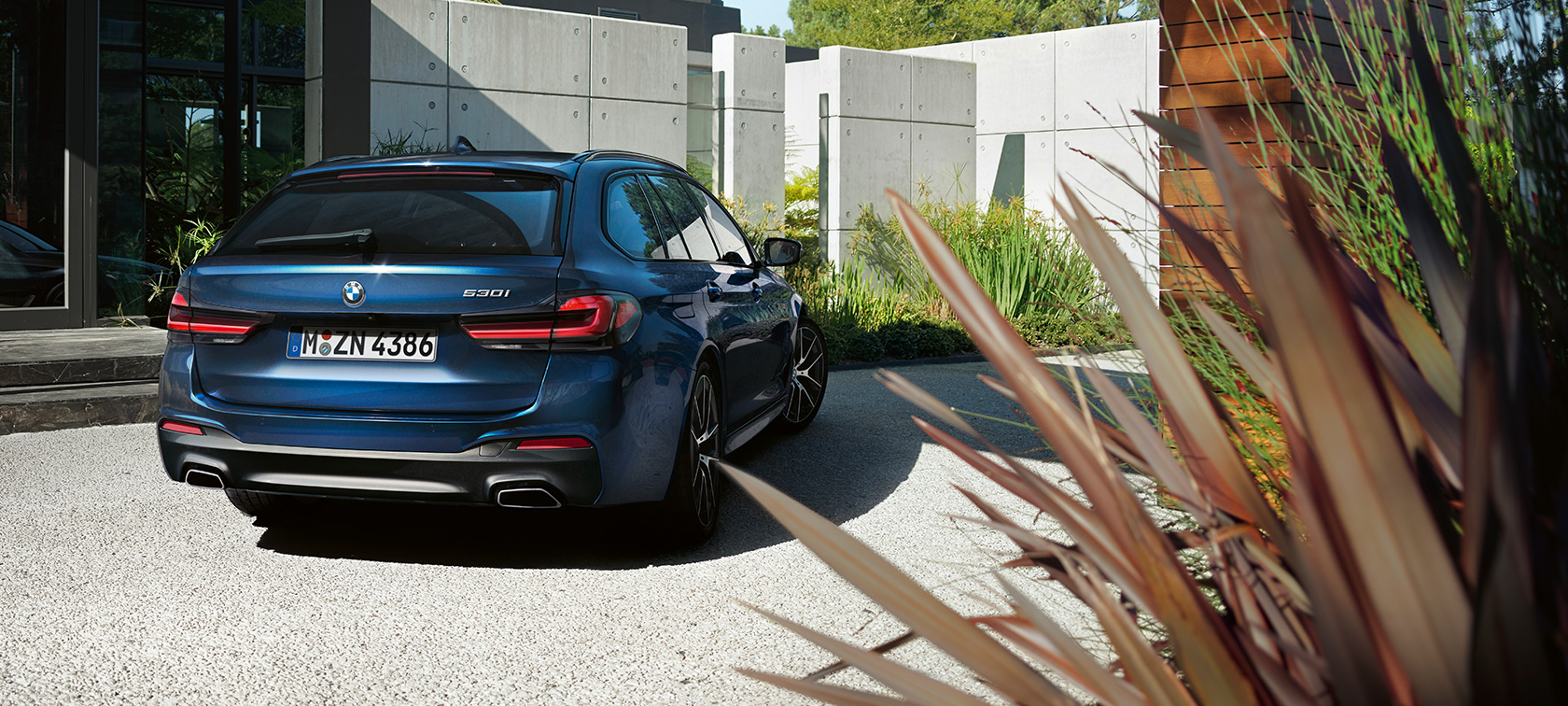 Accessori della BMW Serie 5 Touring G31 BMW Serie 5 Touring con box per tetto BMW 520 G31 Facelift 2020 vista anteriore a tre quarti, ferma