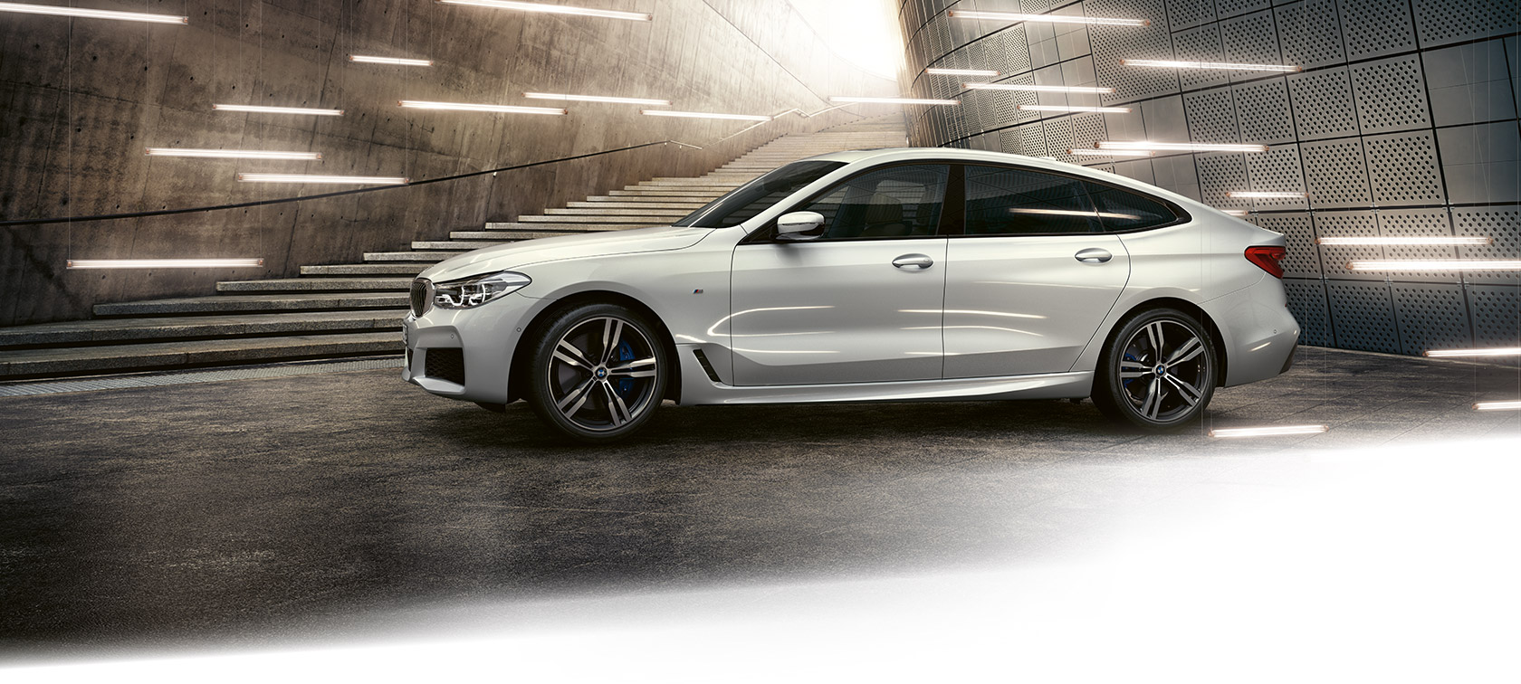 BMW Serie 6 Gran Turismo: visione laterale destra e dettaglio sportelli BMW Serie 6 Gran Turismo: visione laterale destra e dettaglio sportelli