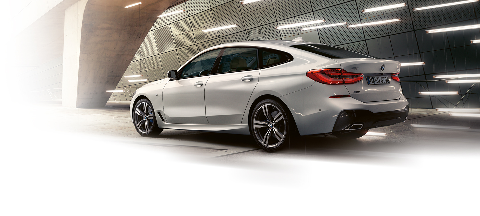 BMW Serie 6 Gran Turismo bianca: visione laterale sinistra e dettaglio sportelli BMW Serie 6 Gran Turismo bianca: visione laterale sinistra e dettaglio sportelli