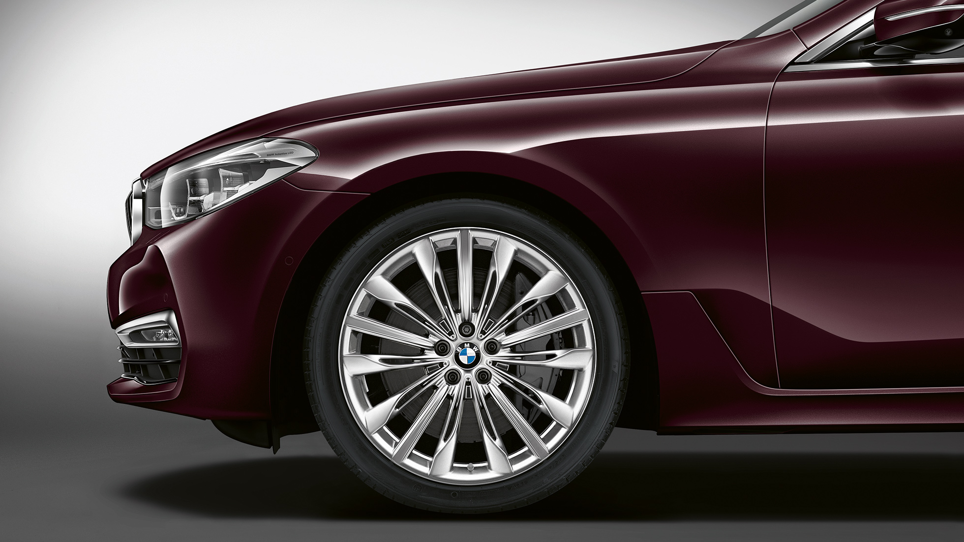 BMW Serie 6 Gran Turismo G32 Versione Luxury Posteriore, frontale anteriore BMW Serie 6 Gran Turismo G32 2017 Versione Luxury Royal Burgundy Red vista laterale frontale con cerchio in lega leggera styling multiraggio nº 644