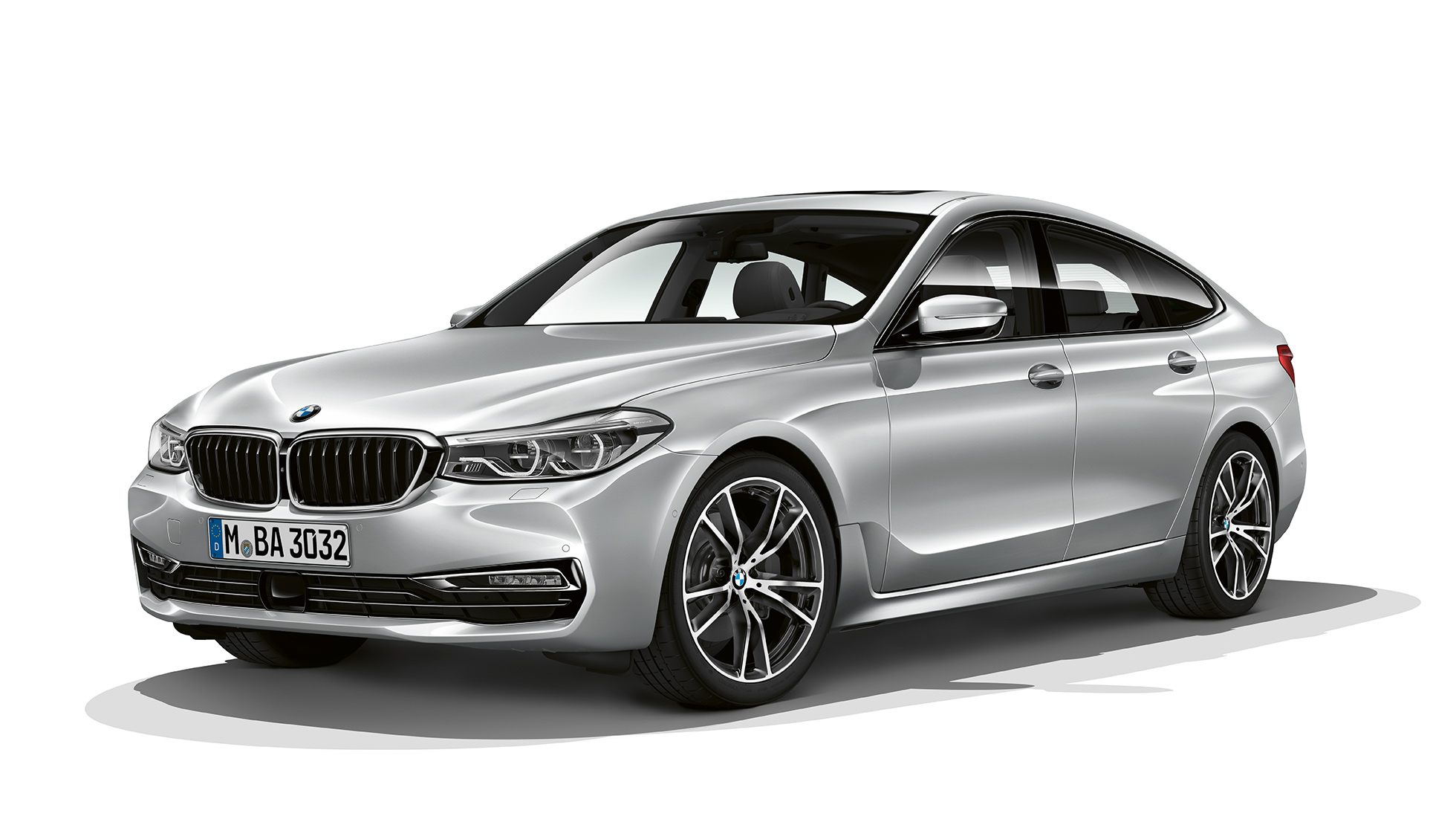 BMW Serie 6 Gran Turismo G32 Versione Sport Vista anteriore a tre quarti BMW Serie 6 Gran Turismo G32 2017 Versione Sport Glacier Silver metallizzato Vista anteriore a tre quarti