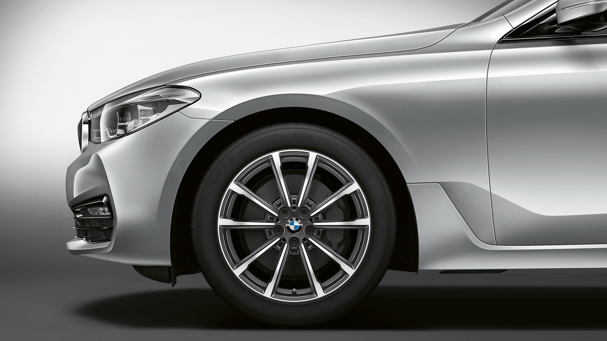 BMW Serie 6 Gran Turismo G32 Versione Sport Posteriore, Vista laterale frontale BMW Serie 6 Gran Turismo G32 2017 Versione Sport Glacier Silver metallizzato Vista laterale frontale con cerchio in lega leggera styling a V nº 685