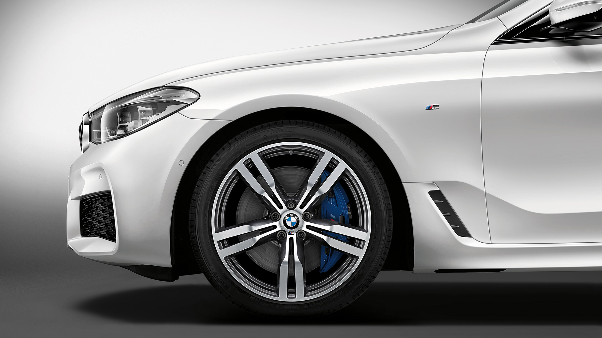 BMW Serie 6 Gran Turismo G32 Pacchetto sportivo M Posteriore, Vista laterale BMW Serie 6 Gran Turismo G32 2017 Pacchetto sportivo M Mineral White metallizzato Vista laterale frontale con cerchio in lega leggera styling a doppi raggi nº 647 M