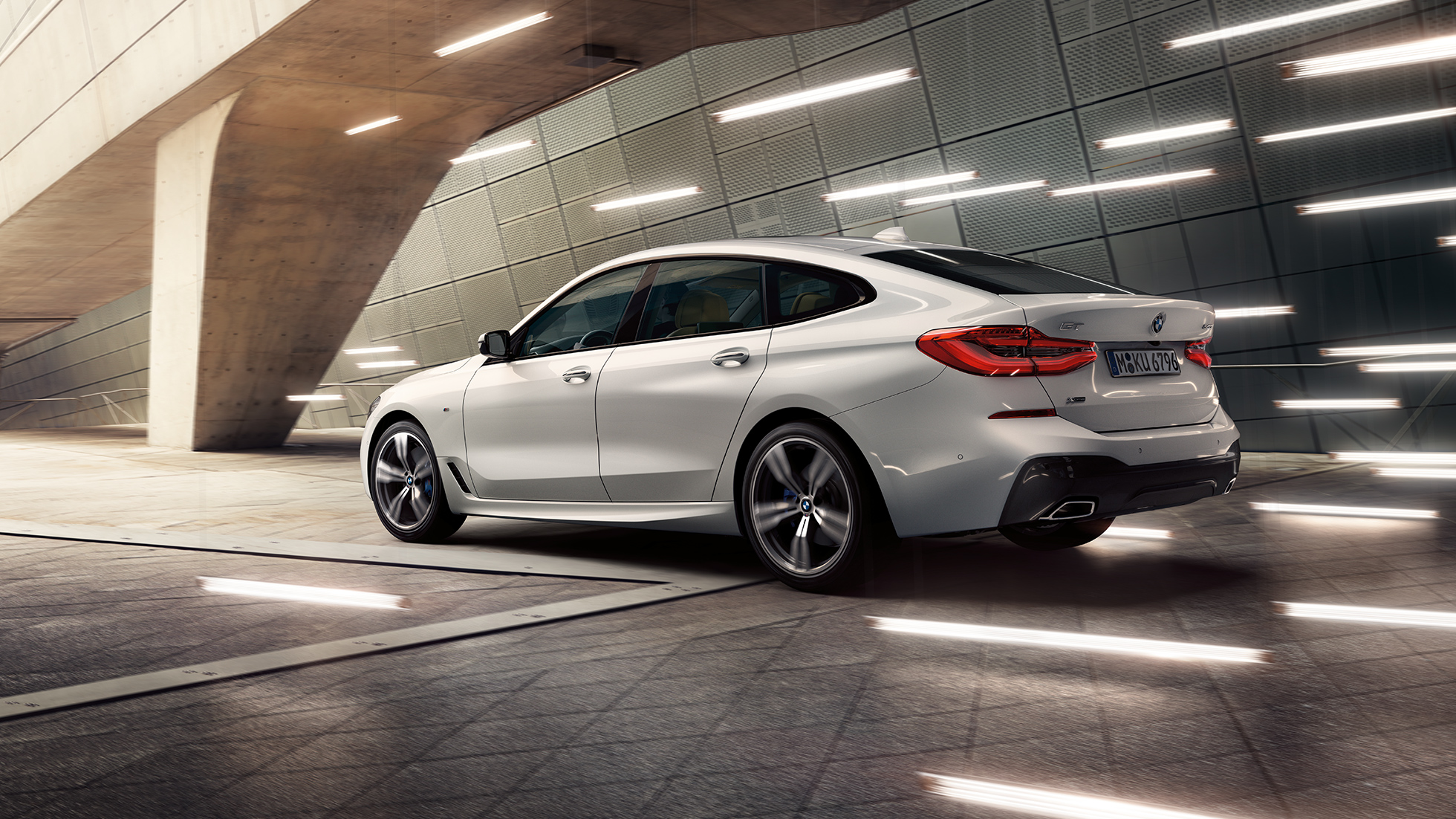 BMW Serie 6 Gran Turismo G32 vista laterale a tre quarti da dietro BMW Serie 6 Gran Turismo G32 2017 Mineral White metallizzato vista laterale a tre quarti da dietro