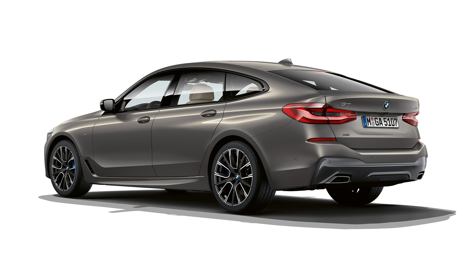 Posteriore della BMW Serie 6 Gran Turismo M pacchetto sportivo G32 2020 BMW Serie 6 Gran Turismo G32 640i xDrive 2020 M pacchetto sportivo M in Bernina Grey Amber Effect, vista posteriore a tre quarti