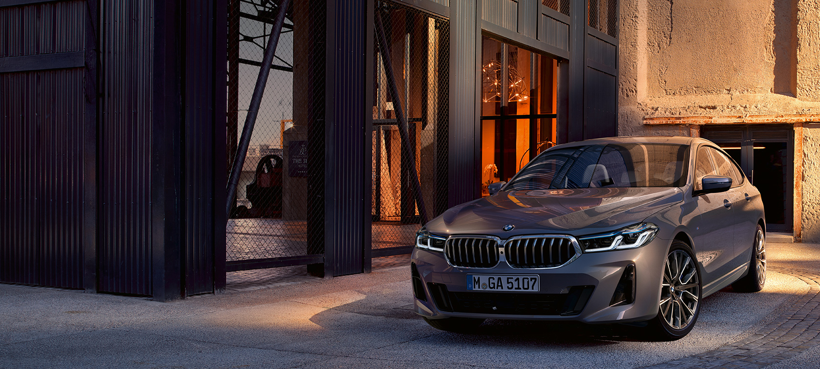 BMW Serie 6 Gran Turismo G32 2020 BMW Serie 6 Gran Turismo 640i xDrive G32 2020 Bernina Grey, vista anteriore a tre quarti da ferma in un salone
