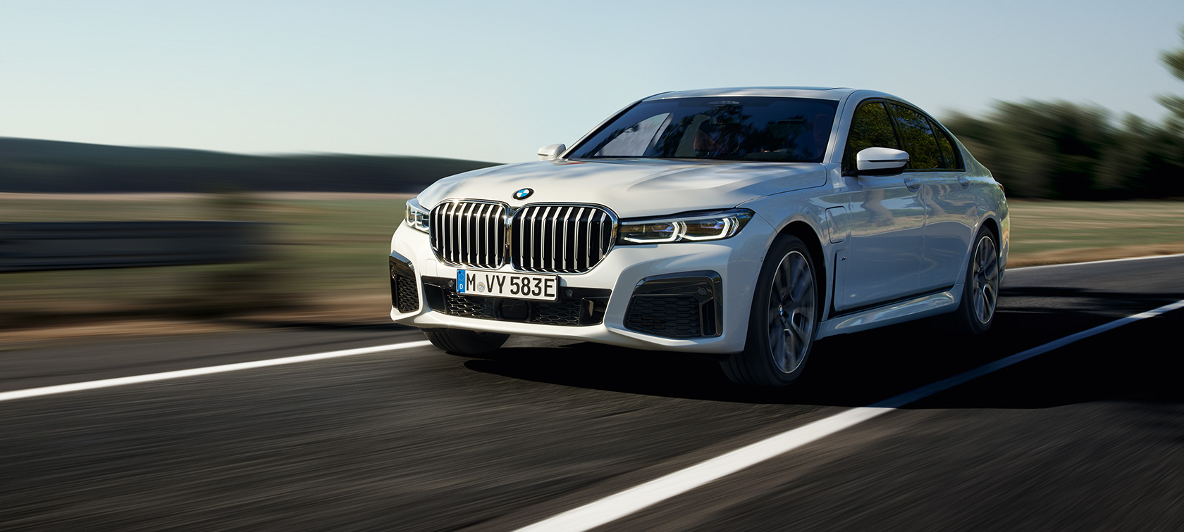 BMW Serie 7 Berlina ibrida Plug-in G11 G12 vista anteriore a tre quarti in movimento BMW Serie 7 Berlina ibrida Plug-in G11 G12 vista anteriore a tre quarti in movimento su strada