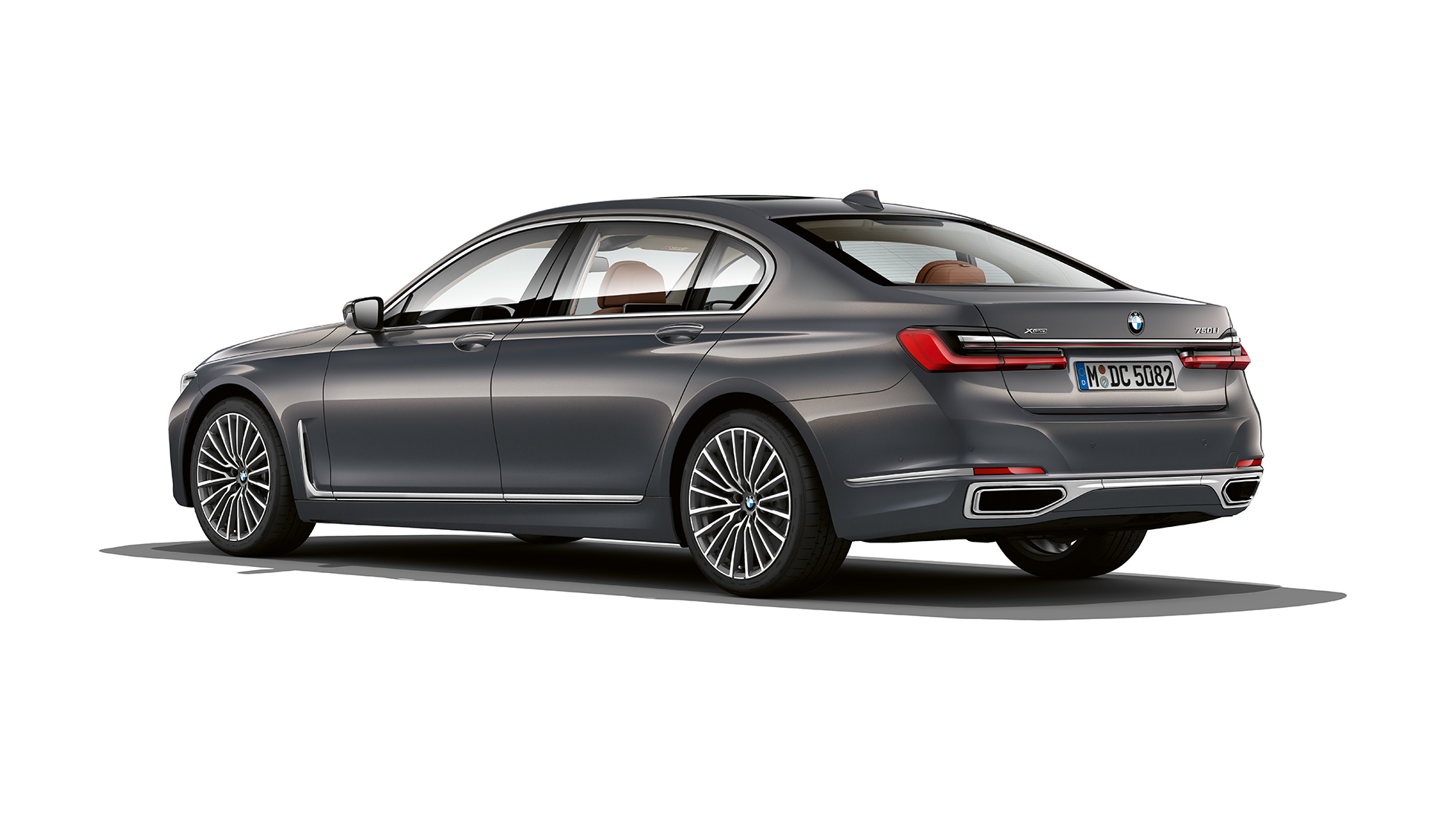 BMW Serie 7 Berlina con design degli esterni Pure Excellence, vista posteriore a tre quarti G11 BMW Serie 7 Berlina grigia con design degli esterni Excellence in vista posteriore a tre quarti G11