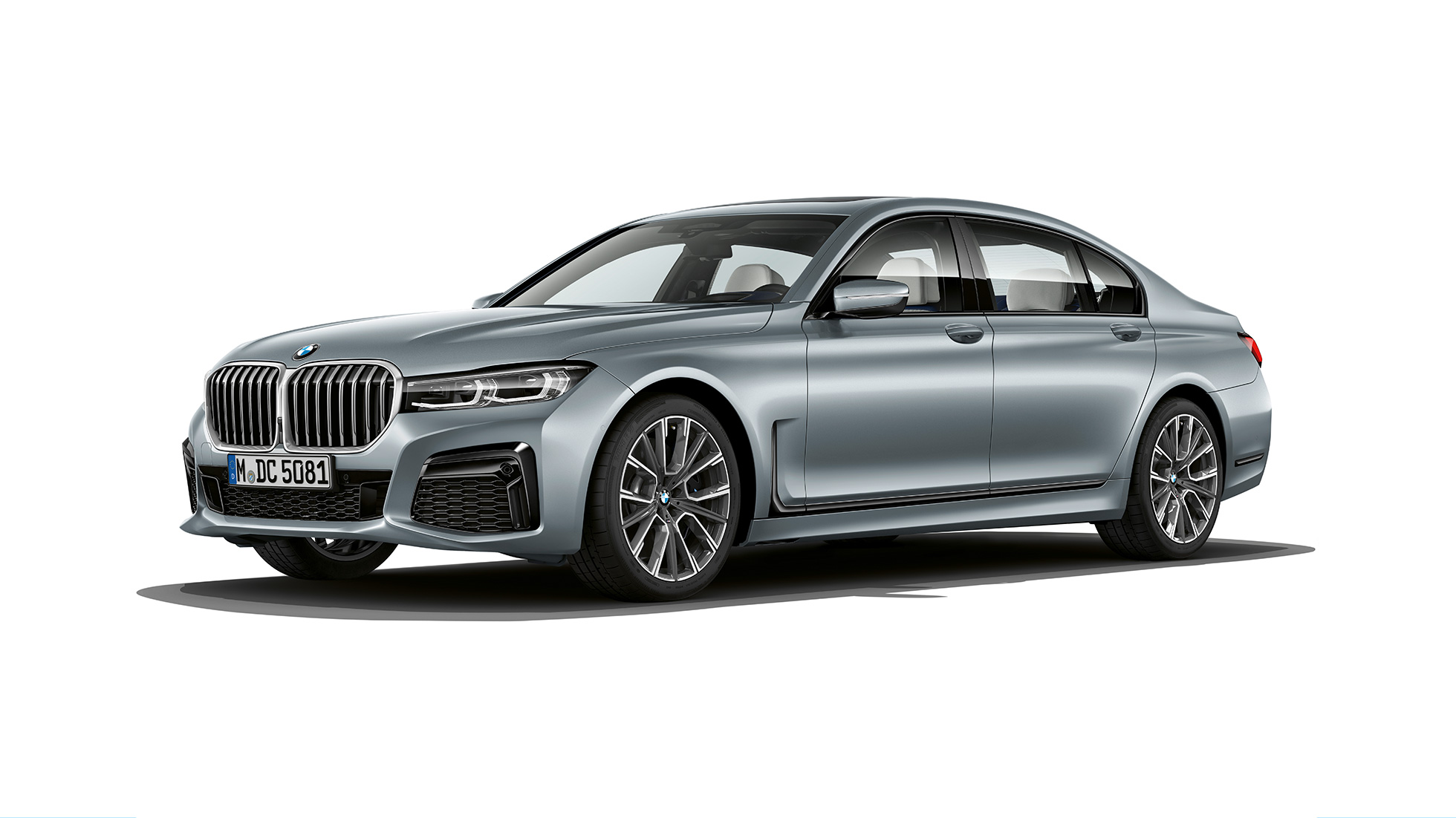 BMW Serie 7 Berlina, pacchetto sportivo M, vista anteriore a tre quarti G11 BMW Serie 7 Berlina grigia con pacchetto sportivo M in vista frontale a tre quarti G11
