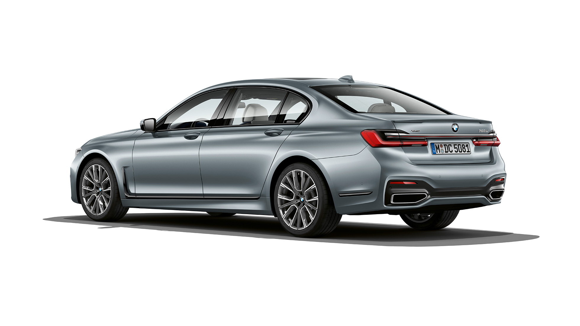 BMW Serie 7 Berlina, pacchetto sportivo M, vista posteriore a tre quarti G11 BMW Serie 7 Berlina grigia con pacchetto sportivo M in vista posteriore a tre quarti G11
