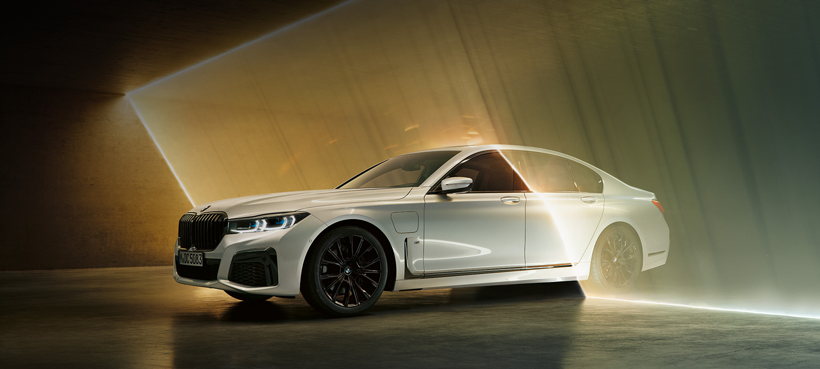 BMW Serie 7 Berlina, berlina di lusso, vista anteriore a tre quarti G11 BMW Serie 7 Berlina, berlina di lusso: BMW grigia, vista anteriore a tre quarti, circondata da fasci di luce G11