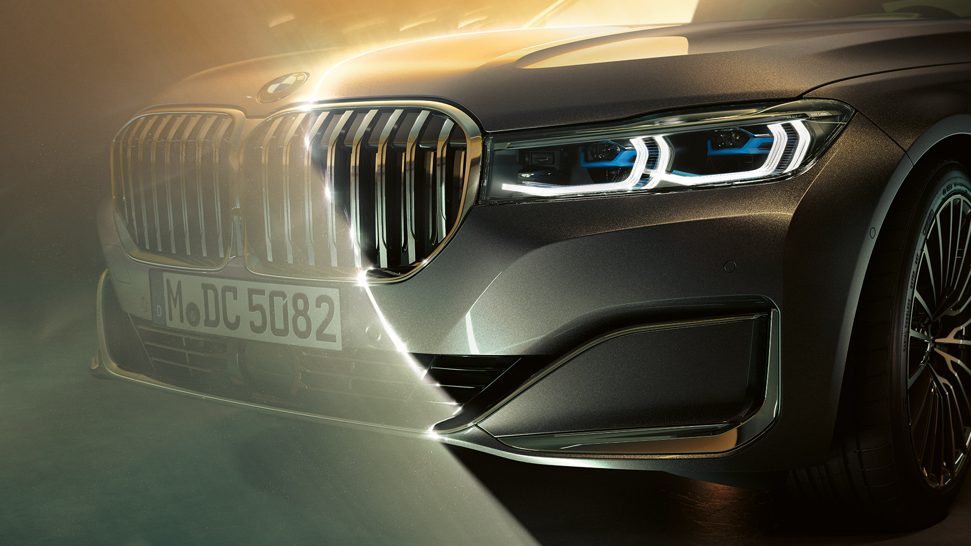 Nuova BMW Serie 7 Berlina con doppio rene e luci laser G11 Nuova BMW Serie 7 Berlina: Primo piano del frontale con grande doppio rene e luci laser G11.