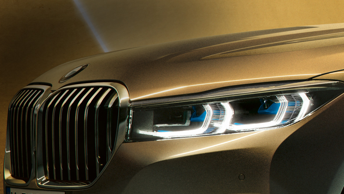 Nuova BMW Serie 7 Berlina luce laser Nuova BMW Serie 7 Berlina: Primo piano della luce laser con raggi blu e bianchi
