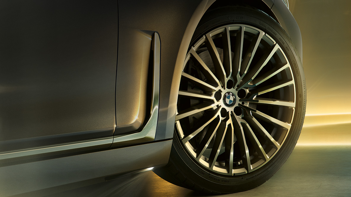 Nuova BMW Serie 7 Berlina ruote con design multirazza Nuova BMW Serie 7 Berlina: Primo piano delle ruote multirazza