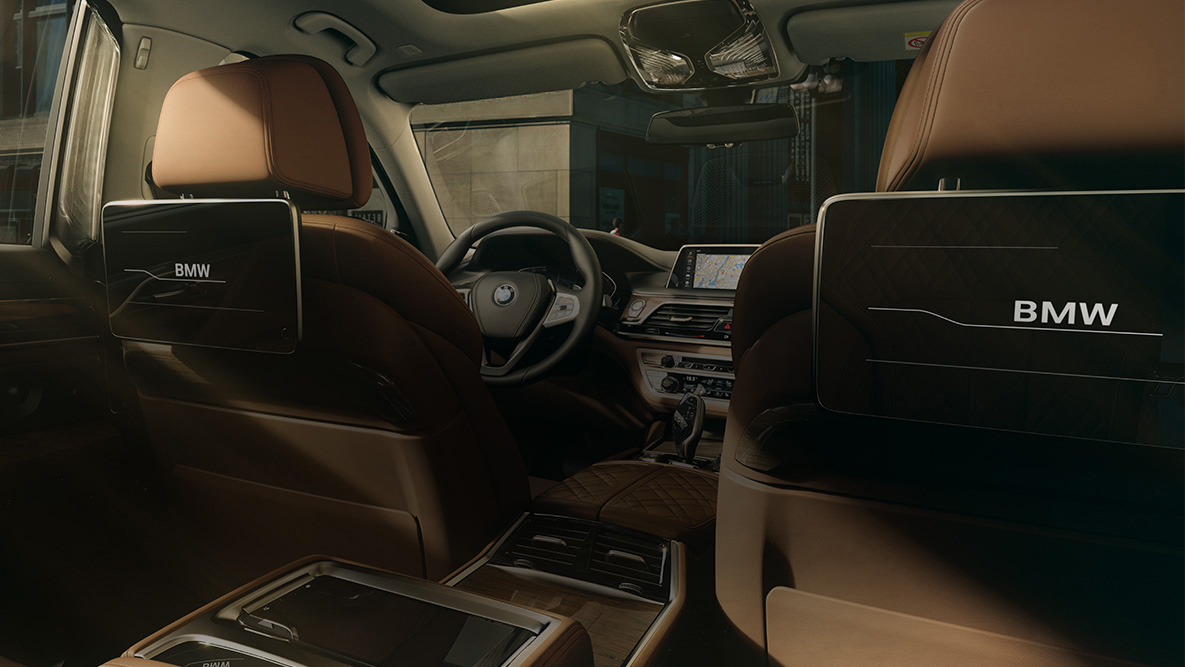 Nuova BMW Serie 7 Berlina sistema di intrattenimento per il retro dell'abitacolo Nuova BMW Serie 7 Berlina: vista posteriore del sistema di intrattenimento per il retro dell'abitacolo con touchscreen HD