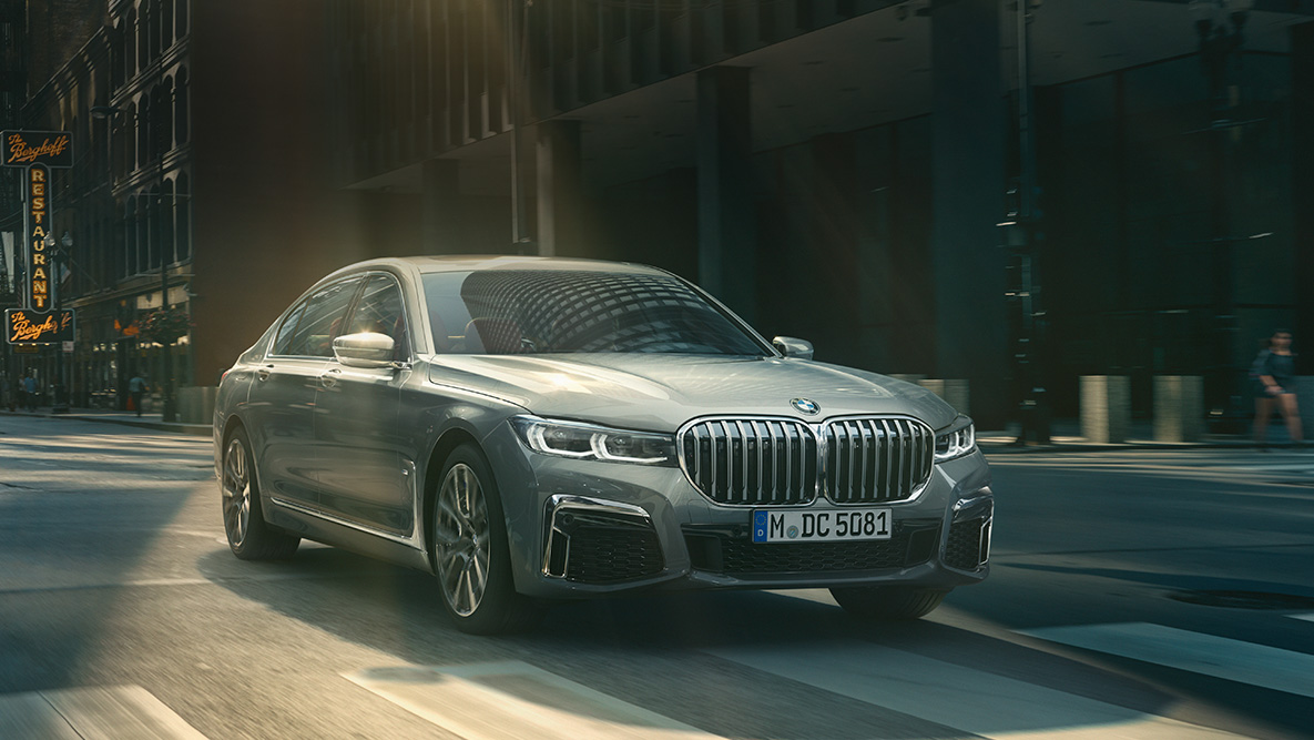 Nuova BMW Serie 7 Berlina Driving Assistant Professional Driving Assistant Professional: Vista anteriore a tre quarti della Nuova BMW Serie 7 Berlina che viaggia in città