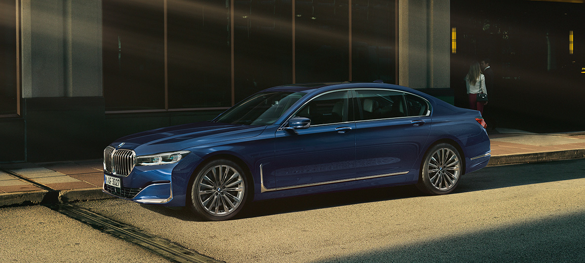 BMW Serie 7 Berlina G11 G12 BMW Individual Aventurine Red metallizzato vista laterale BMW Serie 7 Berlina G11 G12 BMW Individual Aventurine Red metallizzato vista laterale con sfondo urbano