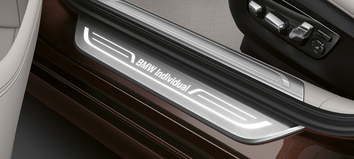 Modanatura BMW Serie 7 Berlina G11 G12 BMW Individual BMW Serie 7 Berlina G11 G12 Modanatura interna con scritta BMW Individual illuminata