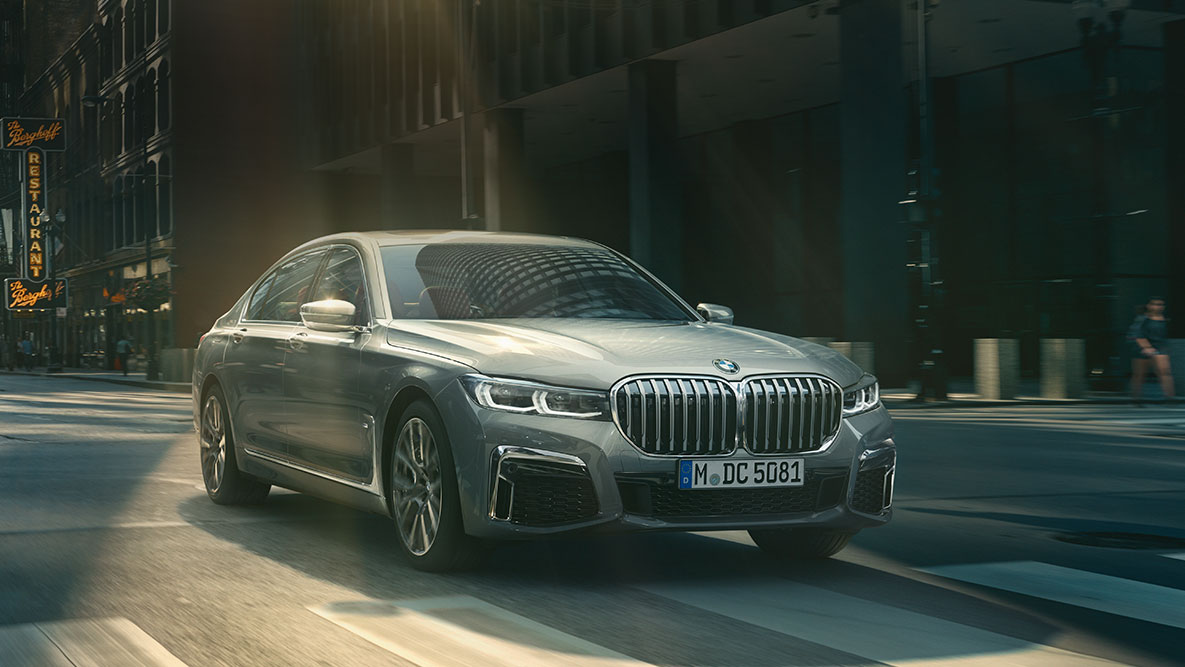 Driving Assistant Professional: Vista anteriore a tre quarti della BMW Serie 7 Berlina che viaggia in città. BMW Serie 7 Berlina Driving Assistant Professional