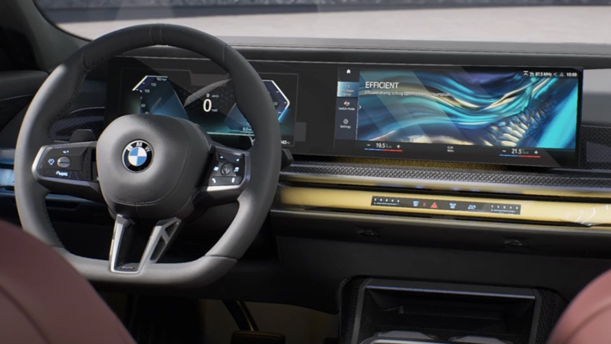 Vista posteriore a tre quarti della BMW Serie 7 Berlina G70 ICE 740i pacchetto sportivo M Vista posteriore a tre quarti in movimento della BMW Serie 7 Berlina G70 ICE 740i pacchetto sportivo M