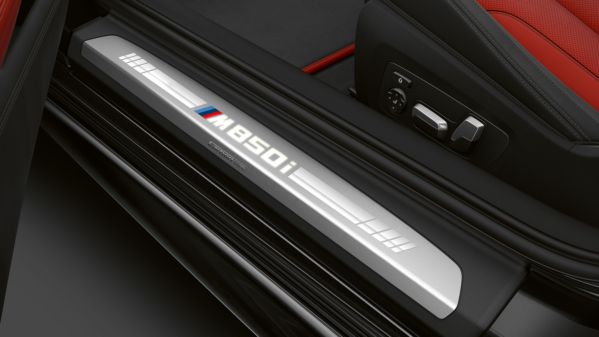 Nuova BMW M850i xDrive, Carbon Black metallic, listello battitacco G14. Nuova BMW M850i xDrive, Carbon Black metallic, listello battitacco G14.