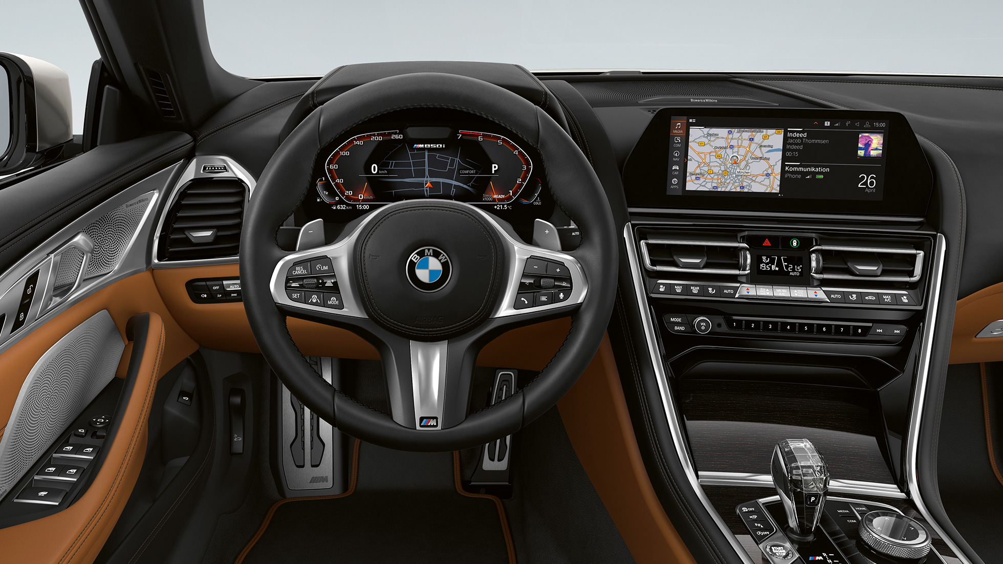 BMW M850i xDrive, Mineral White metallic, cockpit con volante M in pelle G14. BMW M850i xDrive, Mineral White metallic, cockpit con volante M in pelle G14.