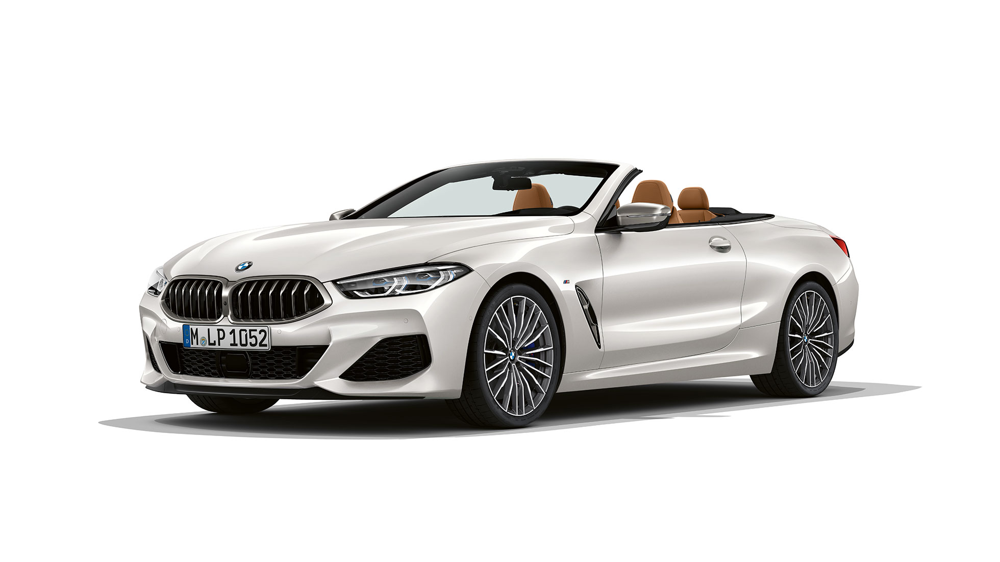 BMW M850i xDrive, Mineral White metallic, vista frontale a tre quarti G14. BMW M850i xDrive, Mineral White metallic, vista frontale a tre quarti G14.