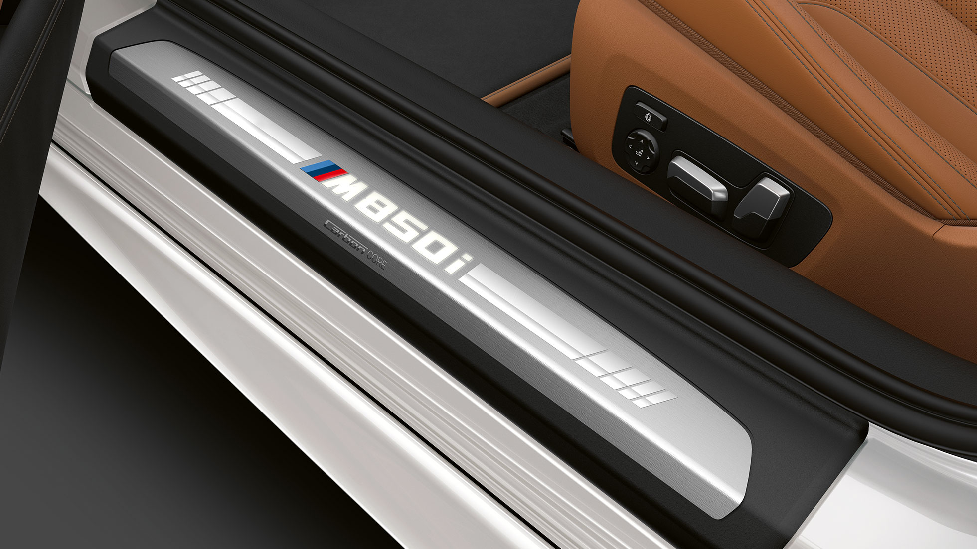 BMW M850i xDrive, Mineral White metallic, listello battitacco G14. BMW M850i xDrive, Mineral White metallic, listello battitacco G14.