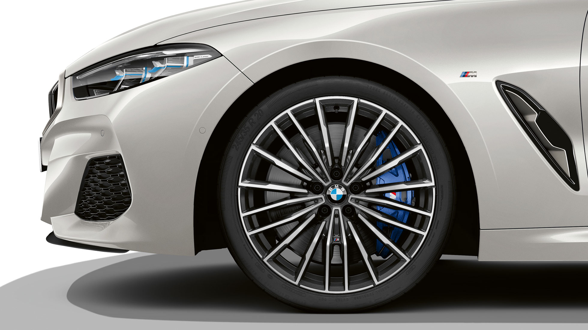 BMW M850i xDrive Mineral White Metallic, cerchi 20” in lega leggera multi raggi 729 M G14. BMW M850i xDrive Mineral White Metallic, cerchi 20” in lega leggera multi raggi 729 M G14.