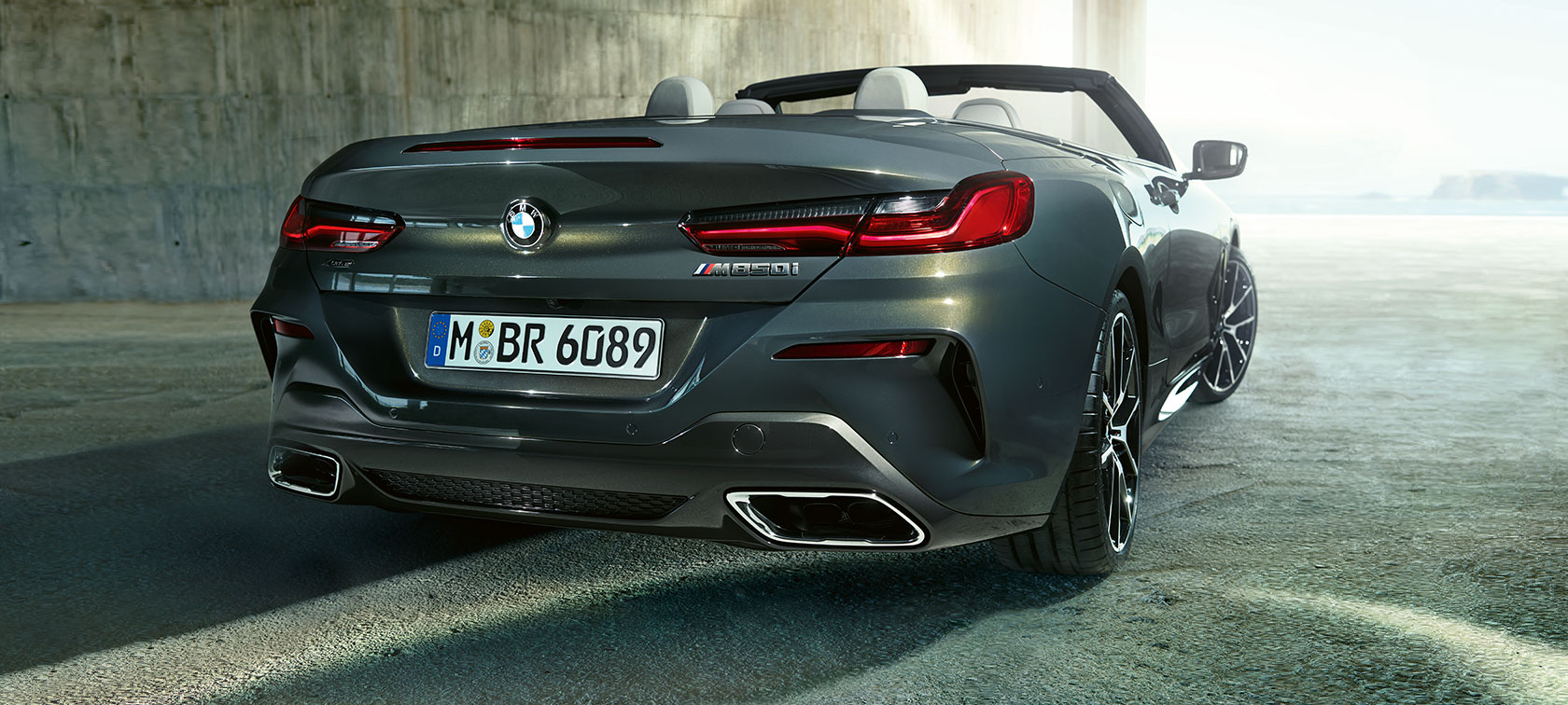 Nuova BMW M850i xDrive Dravit Grey metallic, vista posteriore a tre quarti G14 Nuova BMW M850i xDrive Dravit Grey metallic, vista posteriore a tre quarti G14.