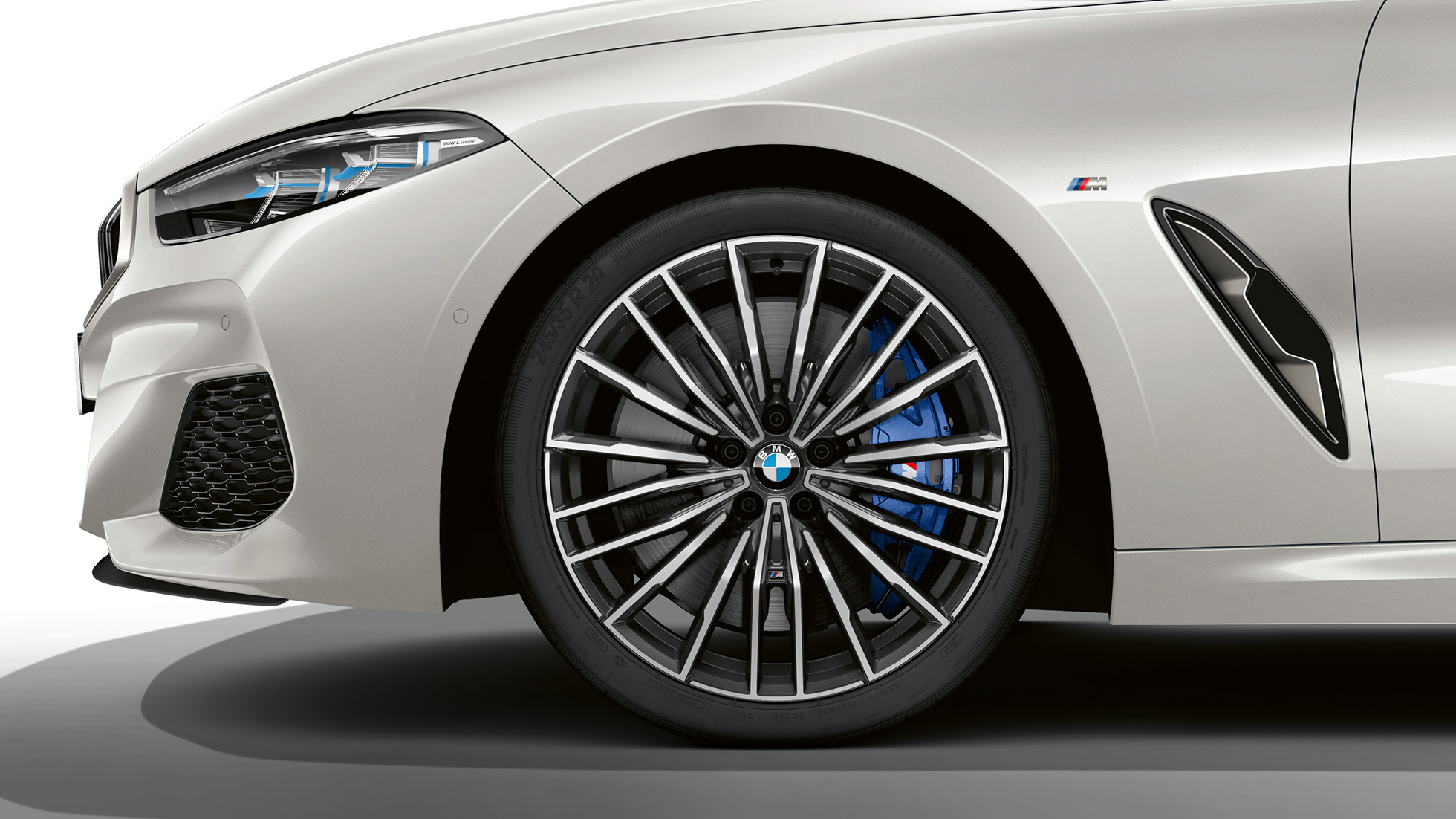 Nuova BMW M850i xDrive, cerchi in lega leggera da 20", styling multiraggi n° 729 M G14. Nuova BMW M850i xDrive, cerchi in lega leggera da 20", styling multiraggi n° 729 M G14.