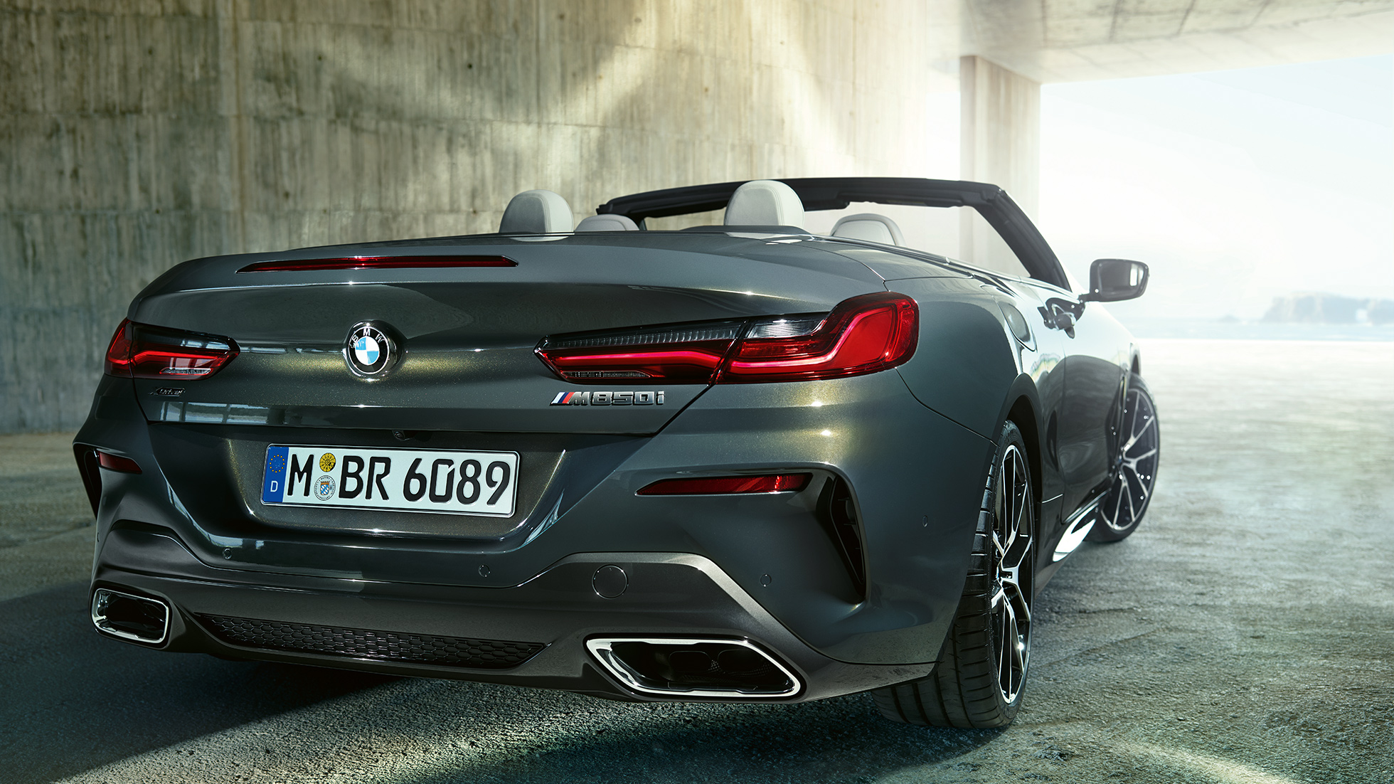 Nuova BMW M850i xDrive Dravit Grey metallic, vista a tre quarti dalla parte posteriore destra G14. Nuova BMW M850i xDrive Dravit Grey metallic, vista a tre quarti dalla parte posteriore destra G14.