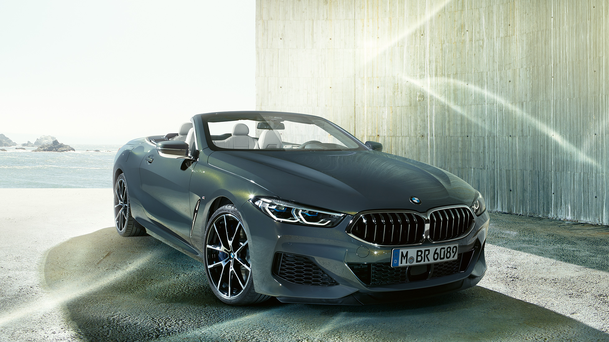 Nuova BMW M850i xDrive Dravit Grey metallic, vista a tre quarti dalla parte frontale sinistra G14. Nuova BMW M850i xDrive Dravit Grey metallic, vista a tre quarti dalla parte frontale sinistra G14.