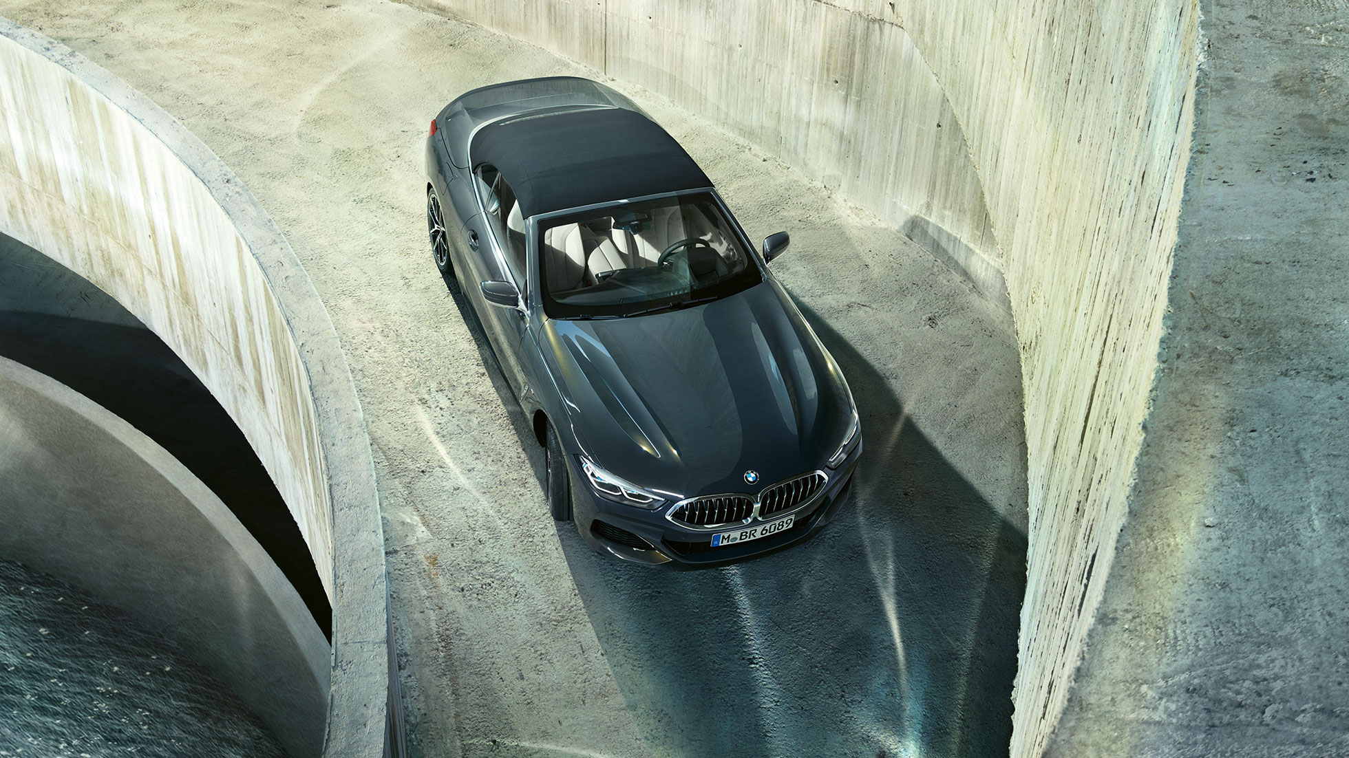 Nuova BMW M850i xDrive Dravit Grey metallic con la capote in nero, vista dall'alto G14. Nuova BMW M850i xDrive Dravit Grey metallic con la capote in nero, vista dall'alto G14.