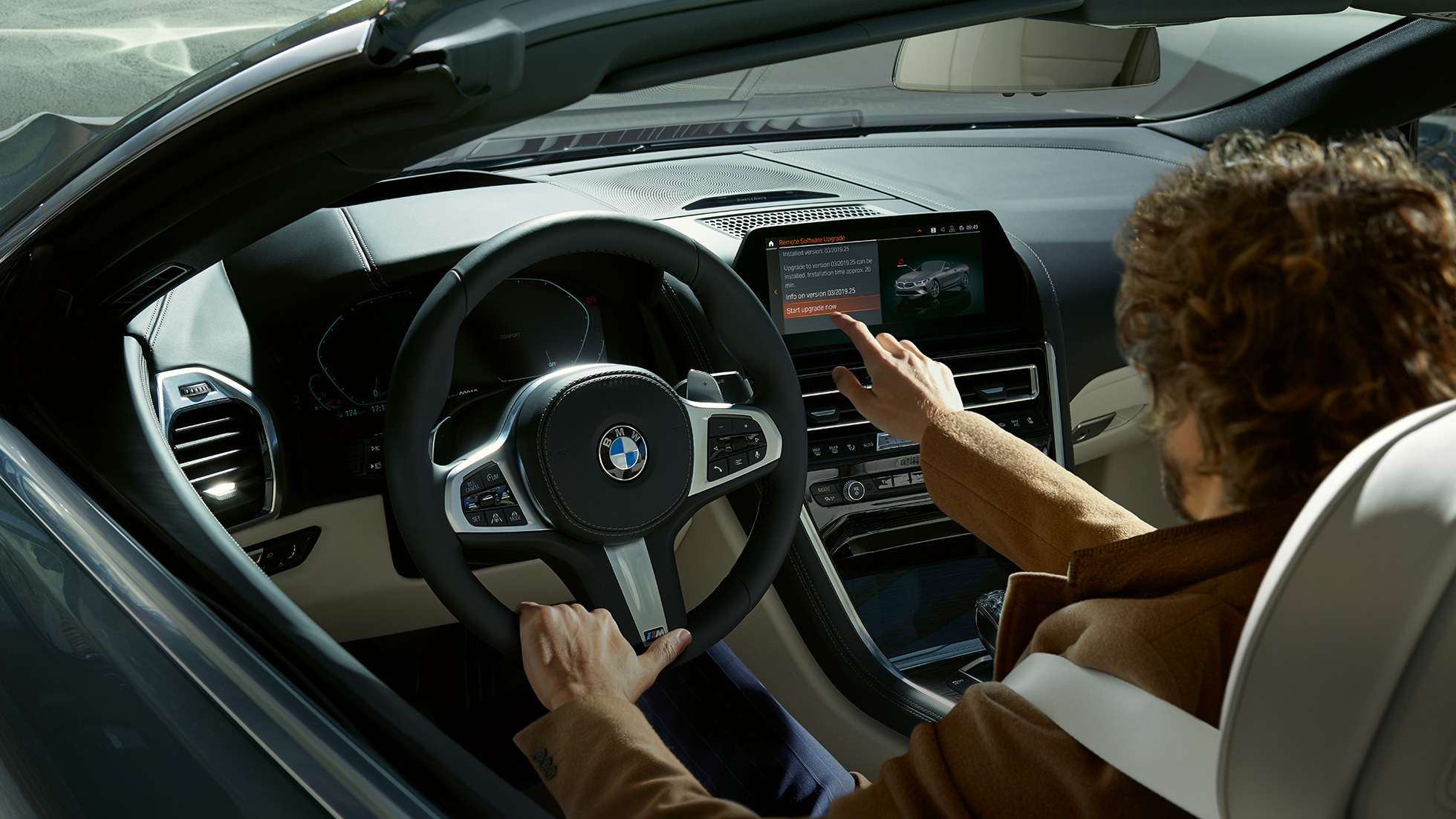 Nuova BMW M850i xDrive, conducente che gestisce il BMW Live Cockpit Professional tramite touch control G14. Nuova BMW M850i xDrive, conducente che gestisce il BMW Live Cockpit Professional tramite touch control G14.