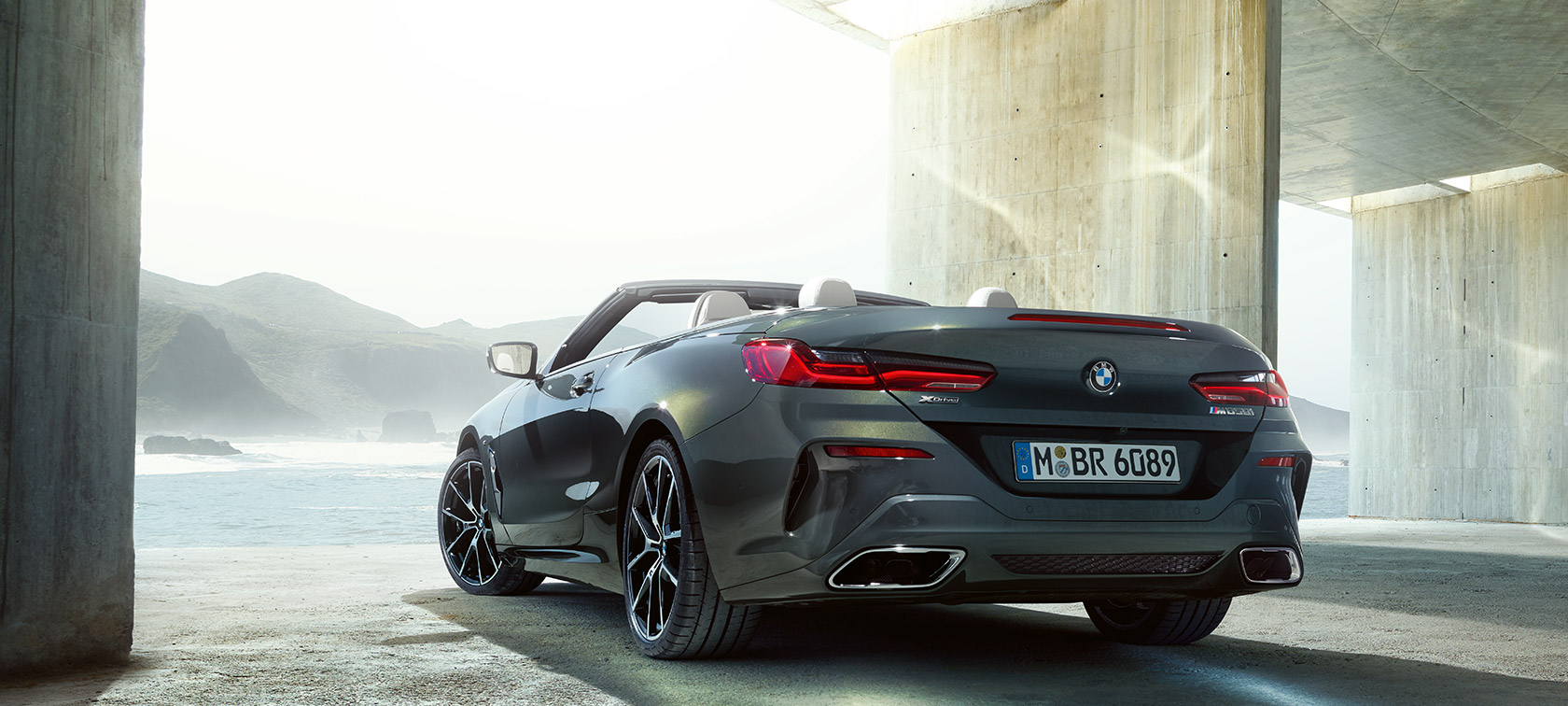 Nuova BMW M850i xDrive Dravit Grey metallic, vista a tre quarti dalla parte posteriore sinistra G14. Nuova BMW M850i xDrive Dravit Grey metallic, vista a tre quarti dalla parte posteriore sinistra G14