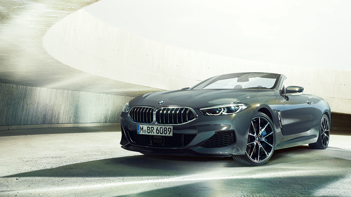 BMW M850i xDrive Dravit Grey metallic, vista a tre quarti dalla parte frontale destra. BMW M850i xDrive Dravit Grey metallic, vista a tre quarti dalla parte frontale destra.