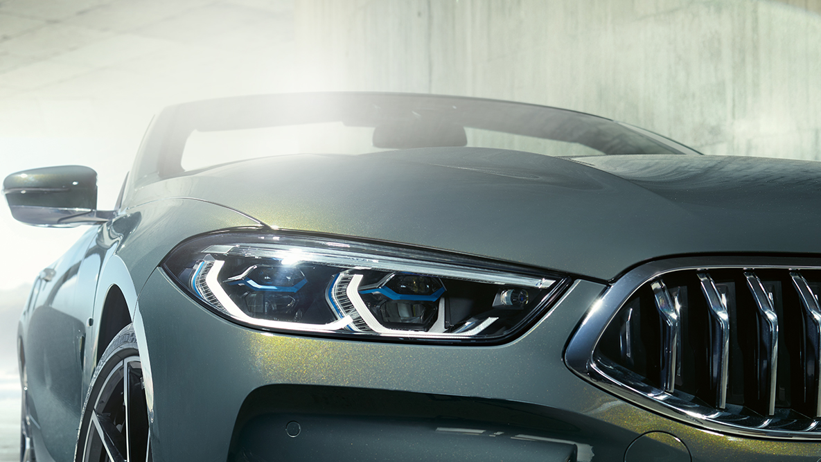 BMW M850i xDrive Dravit Grey metallic, anteriore con BMW Laser Light a sinistra. BMW M850i xDrive Dravit Grey metallic, anteriore con BMW Laser Light a sinistra.