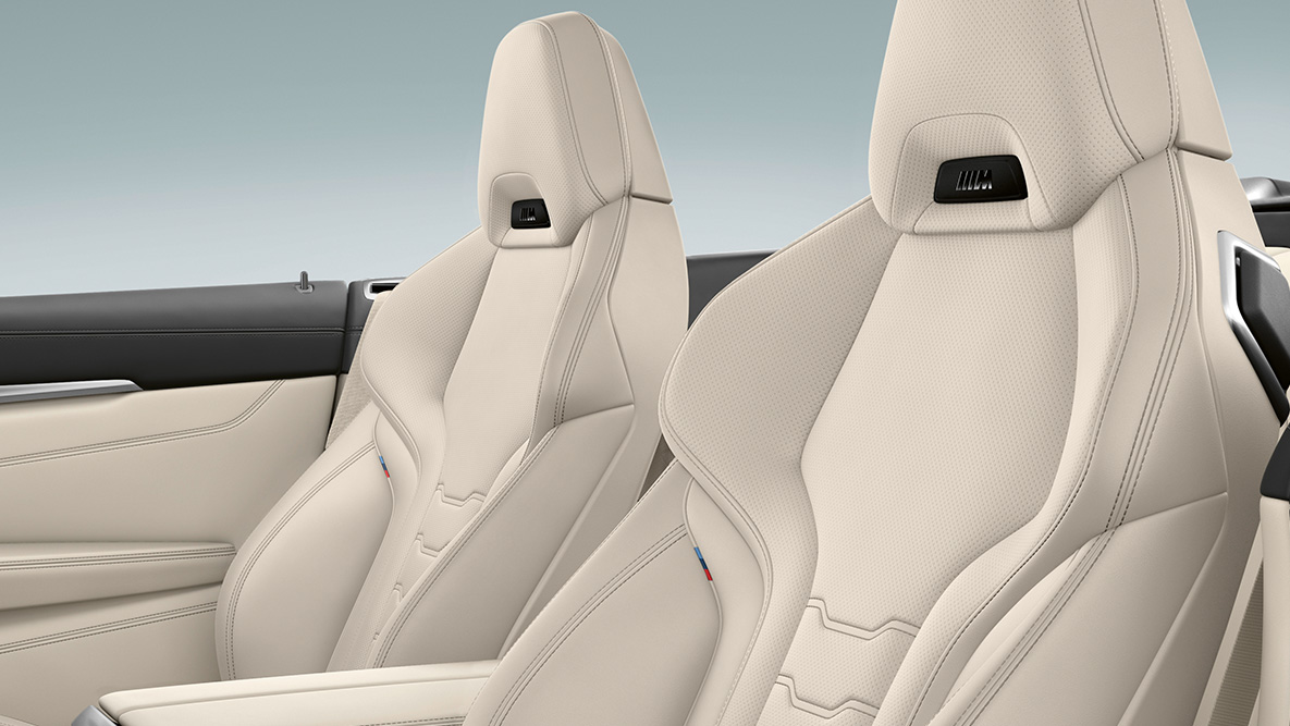 BMW M850i xDrive, sedili multifunzione in pelle Merino Ivory White con air collar. BMW M850i xDrive, sedili multifunzione in pelle Merino Ivory White con air collar.