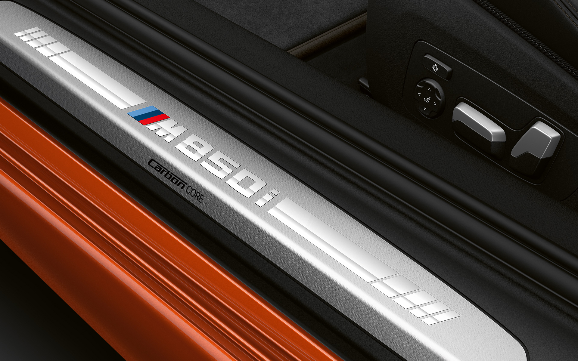 BMW Serie 8 Coupé, battitacco M850i Primo piano del battitacco della BMW Serie 8 Coupé con logo «M850i».