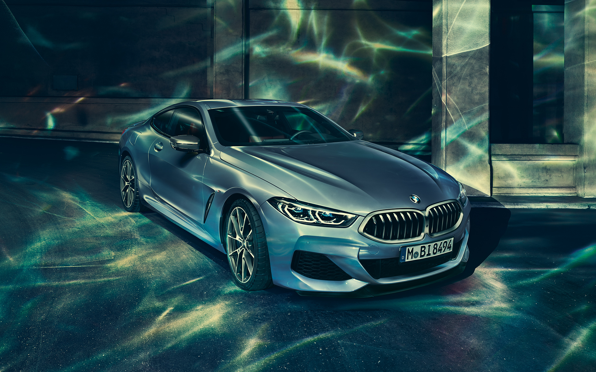 BMW Serie 8 Coupé, tre quarti anteriore sinistro Immagine tre quarti anteriore sinistro in ambiente urbano della BMW Serie 8 Coupé in sosta.