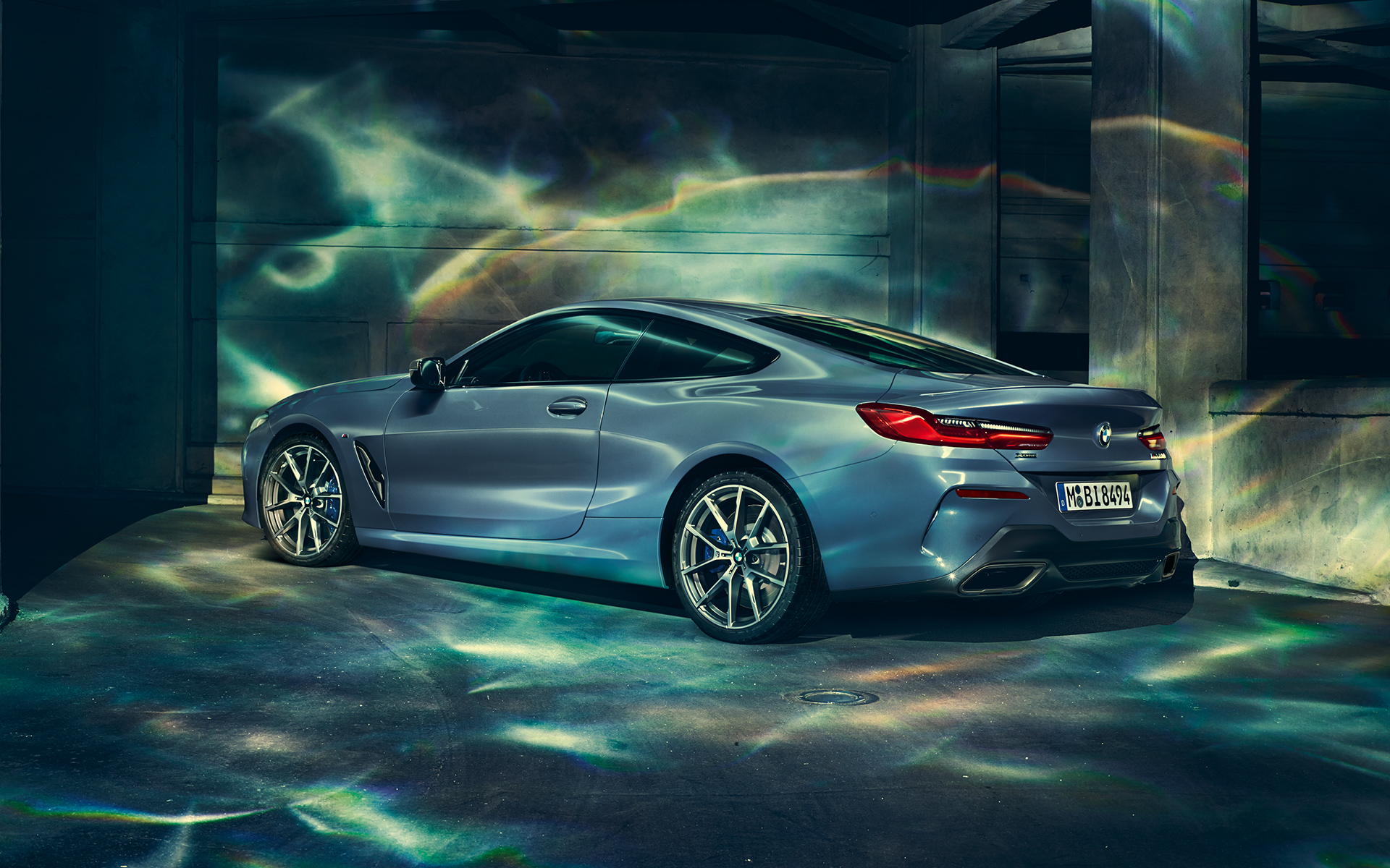 BMW Serie 8 Coupé, sinistra Immagine laterale sinistra in ambiente urbano della BMW Serie 8 Coupé.