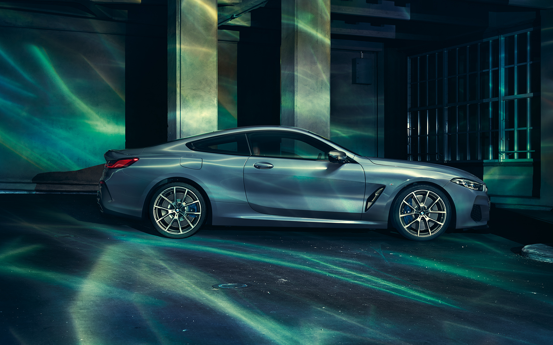 BMW Serie 8 Coupé, destra Immagine laterale destra in ambiente urbano della BMW Serie 8 Coupé.