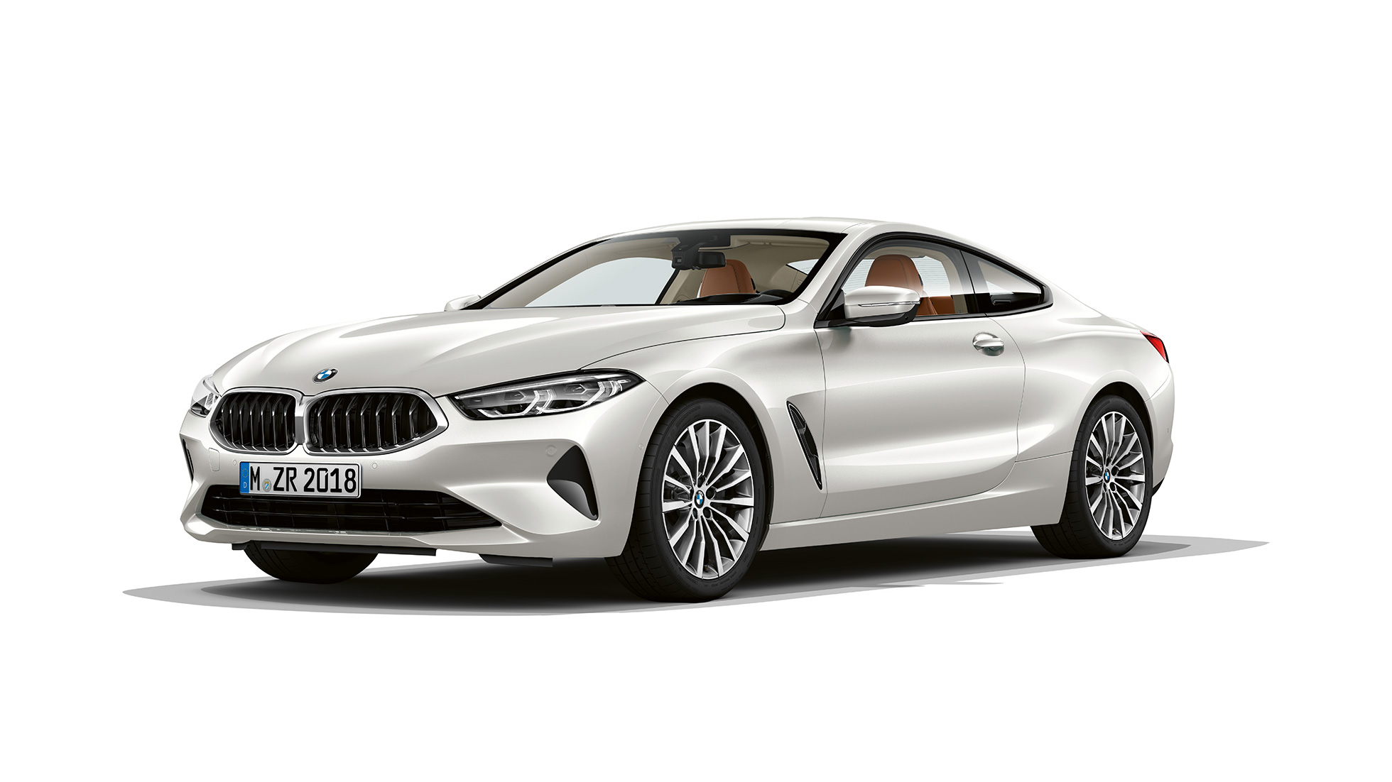 BMW Serie 8 Coupé, vista anteriore a tre quarti G15. BMW Serie 8 Coupé, Mineral White metallizzato, vista anteriore a tre quarti G15.